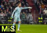 14.12.2025, Fussball Bundesliga 2025/2026, 14.Spieltag, FC Bayern M�nchen - 1.FSV Mainz 05, in der Allianz-Arena M�nchen, Torwart Daniel Batz (FSV Mainz) gibt Anweisungen.