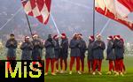 14.12.2025, Fussball Bundesliga 2025/2026, 14.Spieltag, FC Bayern M�nchen - 1.FSV Mainz 05, in der Allianz-Arena M�nchen, Adventliche Schlussfeier beim letzten Saisonspiel des Jahres nach dem Spiel in der Allianz Arena, die Bayern-Spieler stehen etwas bedr�ppelt vor ihren Fans nach dem unentschieden. Min-jae Kim (Bayern M�nchen, Minjae Kim), Serge Gnabry (FC Bayern M�nchen), Torwart Jonas Urbig (FC Bayern M�nchen), Dayot Upamecano (FC Bayern M�nchen), Jonathan Tah (FC Bayern M�nchen), Leon Goretzka (FC Bayern M�nchen), Konrad Laimer (FC Bayern M�nchen), Hiroki Ito (FC Bayern M�nchen), 