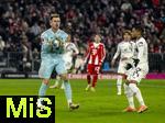 14.12.2025, Fussball Bundesliga 2025/2026, 14.Spieltag, FC Bayern M�nchen - 1.FSV Mainz 05, in der Allianz-Arena M�nchen, Torwart Daniel Batz (FSV Mainz) hat den Ball 