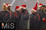 14.12.2025, Fussball Bundesliga 2025/2026, 14.Spieltag, FC Bayern M�nchen - 1.FSV Mainz 05, in der Allianz-Arena M�nchen, Adventliche Schlussfeier beim letzten Saisonspiel des Jahres nach dem Spiel in der Allianz Arena, die Bayern-Spieler stehen etwas bedr�ppelt vor ihren Fans nach dem unentschieden. Hiroki Ito (FC Bayern M�nchen), Nicolas Jackson (FC Bayern M�nchen), Dayot Upamecano (FC Bayern M�nchen), Raphael Guerreiro (FC Bayern M�nchen), Serge Gnabry (FC Bayern M�nchen) 