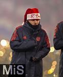 14.12.2025, Fussball Bundesliga 2025/2026, 14.Spieltag, FC Bayern M�nchen - 1.FSV Mainz 05, in der Allianz-Arena M�nchen, Adventliche Schlussfeier beim letzten Saisonspiel des Jahres nach dem Spiel in der Allianz Arena, die Bayern-Spieler stehen etwas bedr�ppelt vor ihren Fans nach dem unentschieden. Lennart Karl (FC Bayern M�nchen), 