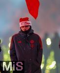 14.12.2025, Fussball Bundesliga 2025/2026, 14.Spieltag, FC Bayern M�nchen - 1.FSV Mainz 05, in der Allianz-Arena M�nchen, Adventliche Schlussfeier beim letzten Saisonspiel des Jahres nach dem Spiel in der Allianz Arena, die Bayern-Spieler stehen etwas bedr�ppelt vor ihren Fans nach dem unentschieden. Lennart Karl (FC Bayern M�nchen),