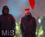 14.12.2025, Fussball Bundesliga 2025/2026, 14.Spieltag, FC Bayern M�nchen - 1.FSV Mainz 05, in der Allianz-Arena M�nchen, Adventliche Schlussfeier beim letzten Saisonspiel des Jahres nach dem Spiel in der Allianz Arena, die Bayern-Spieler stehen etwas bedr�ppelt vor ihren Fans nach dem unentschieden. Lennart Karl (re, FC Bayern M�nchen), Joshua Kimmich (FC Bayern M�nchen) 