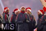 14.12.2025, Fussball Bundesliga 2025/2026, 14.Spieltag, FC Bayern M�nchen - 1.FSV Mainz 05, in der Allianz-Arena M�nchen, Adventliche Schlussfeier beim letzten Saisonspiel des Jahres nach dem Spiel in der Allianz Arena, die Bayern-Spieler stehen etwas bedr�ppelt vor ihren Fans nach dem unentschieden. Konrad Laimer (FC Bayern M�nchen), Jonathan Tah (FC Bayern M�nchen), Serge Gnabry (FC Bayern M�nchen), Konrad Laimer (FC Bayern M�nchen) 