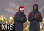14.12.2025, Fussball Bundesliga 2025/2026, 14.Spieltag, FC Bayern M�nchen - 1.FSV Mainz 05, in der Allianz-Arena M�nchen, Adventliche Schlussfeier beim letzten Saisonspiel des Jahres nach dem Spiel in der Allianz Arena, die Bayern-Spieler stehen etwas bedr�ppelt vor ihren Fans nach dem unentschieden. Lennart Karl (FC Bayern M�nchen), Michael Olise (re, FC Bayern M�nchen), 