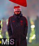 14.12.2025, Fussball Bundesliga 2025/2026, 14.Spieltag, FC Bayern M�nchen - 1.FSV Mainz 05, in der Allianz-Arena M�nchen, Adventliche Schlussfeier beim letzten Saisonspiel des Jahres nach dem Spiel in der Allianz Arena, die Bayern-Spieler stehen etwas bedr�ppelt vor ihren Fans nach dem unentschieden. Lennart Karl (FC Bayern M�nchen),