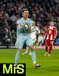 14.12.2025, Fussball Bundesliga 2025/2026, 14.Spieltag, FC Bayern M�nchen - 1.FSV Mainz 05, in der Allianz-Arena M�nchen, Torwart Daniel Batz (FSV Mainz) hat den Ball 