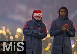 14.12.2025, Fussball Bundesliga 2025/2026, 14.Spieltag, FC Bayern M�nchen - 1.FSV Mainz 05, in der Allianz-Arena M�nchen, Adventliche Schlussfeier beim letzten Saisonspiel des Jahres nach dem Spiel in der Allianz Arena, die Bayern-Spieler stehen etwas bedr�ppelt vor ihren Fans nach dem unentschieden. Lennart Karl (FC Bayern M�nchen), Michael Olise (re, FC Bayern M�nchen), 