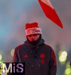 14.12.2025, Fussball Bundesliga 2025/2026, 14.Spieltag, FC Bayern M�nchen - 1.FSV Mainz 05, in der Allianz-Arena M�nchen, Adventliche Schlussfeier beim letzten Saisonspiel des Jahres nach dem Spiel in der Allianz Arena, die Bayern-Spieler stehen etwas bedr�ppelt vor ihren Fans nach dem unentschieden. Lennart Karl (FC Bayern M�nchen),
