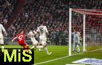 14.12.2025, Fussball Bundesliga 2025/2026, 14.Spieltag, FC Bayern M�nchen - 1.FSV Mainz 05, in der Allianz-Arena M�nchen, Torschuss zum 1:0 von Lennart Karl (li, FC Bayern M�nchen) gegen Torwart Daniel Batz (FSV Mainz), Stefan Bell (FSV Mainz), 