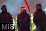 14.12.2025, Fussball Bundesliga 2025/2026, 14.Spieltag, FC Bayern M�nchen - 1.FSV Mainz 05, in der Allianz-Arena M�nchen, Adventliche Schlussfeier beim letzten Saisonspiel des Jahres nach dem Spiel in der Allianz Arena, v.li: Joshua Kimmich (FC Bayern M�nchen), Lennart Karl (FC Bayern M�nchen), Michael Olise (FC Bayern M�nchen) schauen bedr�ppelt drein nach dem Unentschieden.  