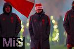 14.12.2025, Fussball Bundesliga 2025/2026, 14.Spieltag, FC Bayern M�nchen - 1.FSV Mainz 05, in der Allianz-Arena M�nchen, Adventliche Schlussfeier beim letzten Saisonspiel des Jahres nach dem Spiel in der Allianz Arena, die Bayern-Spieler stehen etwas bedr�ppelt vor ihren Fans nach dem unentschieden. Lennart Karl (mitte, FC Bayern M�nchen), li: Joshua Kimmich (FC Bayern M�nchen) 