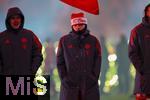 14.12.2025, Fussball Bundesliga 2025/2026, 14.Spieltag, FC Bayern M�nchen - 1.FSV Mainz 05, in der Allianz-Arena M�nchen, Adventliche Schlussfeier beim letzten Saisonspiel des Jahres nach dem Spiel in der Allianz Arena, die Bayern-Spieler stehen etwas bedr�ppelt vor ihren Fans nach dem unentschieden. Lennart Karl (mitte, FC Bayern M�nchen), li: Joshua Kimmich (FC Bayern M�nchen) 