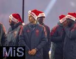 14.12.2025, Fussball Bundesliga 2025/2026, 14.Spieltag, FC Bayern M�nchen - 1.FSV Mainz 05, in der Allianz-Arena M�nchen, Adventliche Schlussfeier beim letzten Saisonspiel des Jahres nach dem Spiel in der Allianz Arena, die Bayern-Spieler stehen etwas bedr�ppelt vor ihren Fans nach dem unentschieden. Hiroki Ito (FC Bayern M�nchen), Konrad Laimer (FC Bayern M�nchen), Nicolas Jackson (FC Bayern M�nchen)  