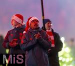 14.12.2025, Fussball Bundesliga 2025/2026, 14.Spieltag, FC Bayern M�nchen - 1.FSV Mainz 05, in der Allianz-Arena M�nchen, Adventliche Schlussfeier beim letzten Saisonspiel des Jahres nach dem Spiel in der Allianz Arena, die Bayern-Spieler stehen etwas bedr�ppelt vor ihren Fans nach dem unentschieden. Serge Gnabry (FC Bayern M�nchen),  