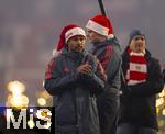 14.12.2025, Fussball Bundesliga 2025/2026, 14.Spieltag, FC Bayern M�nchen - 1.FSV Mainz 05, in der Allianz-Arena M�nchen, Adventliche Schlussfeier beim letzten Saisonspiel des Jahres nach dem Spiel in der Allianz Arena, die Bayern-Spieler stehen etwas bedr�ppelt vor ihren Fans nach dem unentschieden. Serge Gnabry (FC Bayern M�nchen),  
