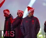 14.12.2025, Fussball Bundesliga 2025/2026, 14.Spieltag, FC Bayern M�nchen - 1.FSV Mainz 05, in der Allianz-Arena M�nchen, Adventliche Schlussfeier beim letzten Saisonspiel des Jahres nach dem Spiel in der Allianz Arena, die Bayern-Spieler stehen etwas bedr�ppelt vor ihren Fans nach dem unentschieden. Hiroki Ito (FC Bayern M�nchen), Konrad Laimer (FC Bayern M�nchen) 