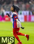 14.12.2025, Fussball Bundesliga 2025/2026, 14.Spieltag, FC Bayern M�nchen - 1.FSV Mainz 05, in der Allianz-Arena M�nchen, Michael Olise (FC Bayern M�nchen) beim Aufw�rmen.