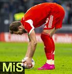 14.12.2025, Fussball Bundesliga 2025/2026, 14.Spieltag, FC Bayern M�nchen - 1.FSV Mainz 05, in der Allianz-Arena M�nchen, Harry Kane (FC Bayern M�nchen) legt sich den Ball zurecht f�r den Elfmeter,