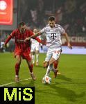 21.12.2025, Fussball Bundesliga 2025/2026, 15. Spieltag, 1. FC Heidenheim 1846 - FC Bayern M�nchen, in der Voith-Arena Heidenheim. (L-R) Jonas F�hrenbach (1. FC Heidenheim) gegen Josip Stanisic (Bayern M�nchen)