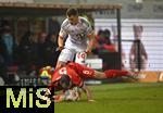 21.12.2025, Fussball Bundesliga 2025/2026, 15. Spieltag, 1. FC Heidenheim 1846 - FC Bayern M�nchen, in der Voith-Arena Heidenheim. (L-R) Benedikt Gimber (1. FC Heidenheim) gegen Josip Stanisic (Bayern M�nchen)