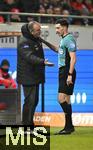 21.12.2025, Fussball Bundesliga 2025/2026, 15. Spieltag, 1. FC Heidenheim 1846 - FC Bayern M�nchen, in der Voith-Arena Heidenheim. (L-R) Trainer Frank Schmidt (1. FC Heidenheim) im Gespr�ch mit Schiedsrichter Florian Badst�bner