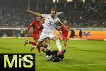 21.12.2025, Fussball Bundesliga 2025/2026, 15. Spieltag, 1. FC Heidenheim 1846 - FC Bayern M�nchen, in der Voith-Arena Heidenheim. (L-R) Harry Kane (Bayern M�nchen) gegen Torwart Diant Ramaj (1. FC Heidenheim)