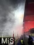 21.12.2025, Fussball Bundesliga 2025/2026, 15. Spieltag, 1. FC Heidenheim 1846 - FC Bayern M�nchen, in der Voith-Arena Heidenheim. Pyro im G�stefanblock der Bayern sorgt f�r eine Spielunterbrechung