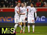 21.12.2025, Fussball Bundesliga 2025/2026, 15. Spieltag, 1. FC Heidenheim 1846 - FC Bayern M�nchen, in der Voith-Arena Heidenheim. Jubel (L-R) Torsch�tze Harry Kane (Bayern M�nchen), Leon Goretzka (Bayern M�nchen) und Cassiano Kiala (Bayern M�nchen) zum Tor zum 0:4