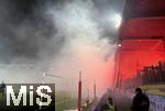 21.12.2025, Fussball Bundesliga 2025/2026, 15. Spieltag, 1. FC Heidenheim 1846 - FC Bayern M�nchen, in der Voith-Arena Heidenheim. Pyro im G�stefanblock sorgt f�r eine Spielunterbrechung