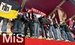 21.12.2025, Fussball Bundesliga 2025/2026, 15. Spieltag, 1. FC Heidenheim 1846 - FC Bayern M�nchen, in der Voith-Arena Heidenheim. die Bayern Fans stehen auf dem Zaun und feiern