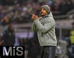 21.12.2025, Fussball Bundesliga 2025/2026, 15.Spieltag, 1.FC Heidenheim - FC Bayern M�nchen, in der Voith-Arena Heidenheim. Trainer Vincent Kompany (FC Bayern M�nchen) gibt Anweisungen. 