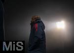 21.12.2025, Fussball Bundesliga 2025/2026, 15.Spieltag, 1.FC Heidenheim - FC Bayern M�nchen, in der Voith-Arena Heidenheim. Trainer Vincent Kompany (FC Bayern M�nchen) nachdenklich im Gegenlicht der Flutlichtmasten.