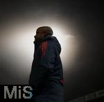 21.12.2025, Fussball Bundesliga 2025/2026, 15.Spieltag, 1.FC Heidenheim - FC Bayern M�nchen, in der Voith-Arena Heidenheim. Trainer Vincent Kompany (FC Bayern M�nchen) nachdenklich im Gegenlicht der Flutlichtmasten.