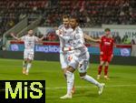 21.12.2025, Fussball Bundesliga 2025/2026, 15.Spieltag, 1.FC Heidenheim - FC Bayern M�nchen, in der Voith-Arena Heidenheim. Torjubel Michael Olise (FC Bayern M�nchen) und Josip Stanisic (Bayern M�nchen) 