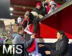 21.12.2025, Fussball Bundesliga 2025/2026, 15.Spieltag, 1.FC Heidenheim - FC Bayern M�nchen, in der Voith-Arena Heidenheim. Nach dem Spiel schreibt Harry Kane (FC Bayern M�nchen) den Fans Autogramme.