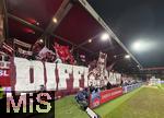 21.12.2025, Fussball Bundesliga 2025/2026, 15.Spieltag, 1.FC Heidenheim - FC Bayern M�nchen, in der Voith-Arena Heidenheim. Bayernfans mit Plakat in ihrer Kurve.