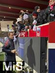 21.12.2025, Fussball Bundesliga 2025/2026, 15.Spieltag, 1.FC Heidenheim - FC Bayern M�nchen, in der Voith-Arena Heidenheim. Nach dem Spiel schreibt Harry Kane (FC Bayern M�nchen) den Fans Autogramme.