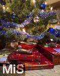 25.12.2025, Bad W�rishofen in Bayern, Weihnachten daheim, am Heiligen Abend: Unter dem Weihnachtsbaum liegen Geschenke in Geschenkpapier zur Bescherung bereit.