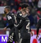 06.01.2026, Fussball 1. Bundesliga 2025/2026, Testspiel: RB Salzburg - FC Bayern M�nchen, in der Red Bull Arena Salzburg. Torjubel um Lennart Karl (FC Bayern M�nchen) nach dem 0:2 v.l. Aleksandar Pavlovic (FC Bayern M�nchen) und Lennart Karl (FC Bayern M�nchen) 