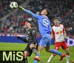 06.01.2026, Fussball 1. Bundesliga 2025/2026, Testspiel: RB Salzburg - FC Bayern M�nchen, in der Red Bull Arena Salzburg. Torwart Christian Zwieschitzky (re, Salzburg) 
