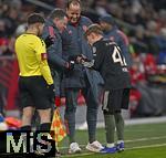 06.01.2026, Fussball 1. Bundesliga 2025/2026, Testspiel: RB Salzburg - FC Bayern M�nchen, in der Red Bull Arena Salzburg. Lennart Karl (FC Bayern M�nchen) an der Seitenlinie