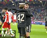 06.01.2026, Fussball 1. Bundesliga 2025/2026, Testspiel: RB Salzburg - FC Bayern M�nchen, in der Red Bull Arena Salzburg. v.l. Lennart Karl (FC Bayern M�nchen) und Felipe Chavez (Bayern M�nchen) jubeln.
