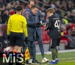 06.01.2026, Fussball 1. Bundesliga 2025/2026, Testspiel: RB Salzburg - FC Bayern M�nchen, in der Red Bull Arena Salzburg (�sterreich), Lennart Karl (FC Bayern M�nchen) bekommt ein Nasenspray an der Seitenlinie von Dr. Jochen Hahne, und einem Physio