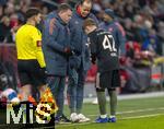 06.01.2026, Fussball 1. Bundesliga 2025/2026, Testspiel: RB Salzburg - FC Bayern M�nchen, in der Red Bull Arena Salzburg (�sterreich), Lennart Karl (FC Bayern M�nchen) bekommt ein Nasenspray an der Seitenlinie von Dr. Jochen Hahne, und einem Physio