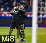 06.01.2026, Fussball 1. Bundesliga 2025/2026, Testspiel: RB Salzburg - FC Bayern M�nchen, in der Red Bull Arena Salzburg (�sterreich), v.li: Javi Fernandez und Lennart Karl (FC Bayern M�nchen) Torjubel nach seinem Kopfballtor.