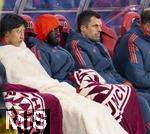 06.01.2026, Fussball 1. Bundesliga 2025/2026, Testspiel: RB Salzburg - FC Bayern M�nchen, in der Red Bull Arena Salzburg (�sterreich), v.li: Hiroki Ito (FC Bayern M�nchen), Dayot Upamecano (FC Bayern M�nchen)  auf der Bank 