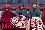 06.01.2026, Fussball 1. Bundesliga 2025/2026, Testspiel: RB Salzburg - FC Bayern M�nchen, in der Red Bull Arena Salzburg (�sterreich), v.li: Lennart Karl (FC Bayern M�nchen), Aleksandar Pavlovic (Bayern M�nchen) und Tom Bischof (Bayern M�nchen) auf der Bank dick in Decken eingemummt aufgrund der aktischen K�lte.  