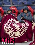 06.01.2026, Fussball 1. Bundesliga 2025/2026, Testspiel: RB Salzburg - FC Bayern M�nchen, in der Red Bull Arena Salzburg (�sterreich), v.li: Lennart Karl (FC Bayern M�nchen) und Aleksandar Pavlovic (Bayern M�nchen) auf der Bank dick in Decken eingemummt aufgrund der aktischen K�lte. 