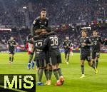 06.01.2026, Fussball 1. Bundesliga 2025/2026, Testspiel: RB Salzburg - FC Bayern M�nchen, in der Red Bull Arena Salzburg (�sterreich), Felipe Chavez (Bayern M�nchen) Torjubel mit Lennart Karl (FC Bayern M�nchen), Luis Diaz (FC Bayern M�nchen), Aleksandar Pavlovic (Bayern M�nchen)  